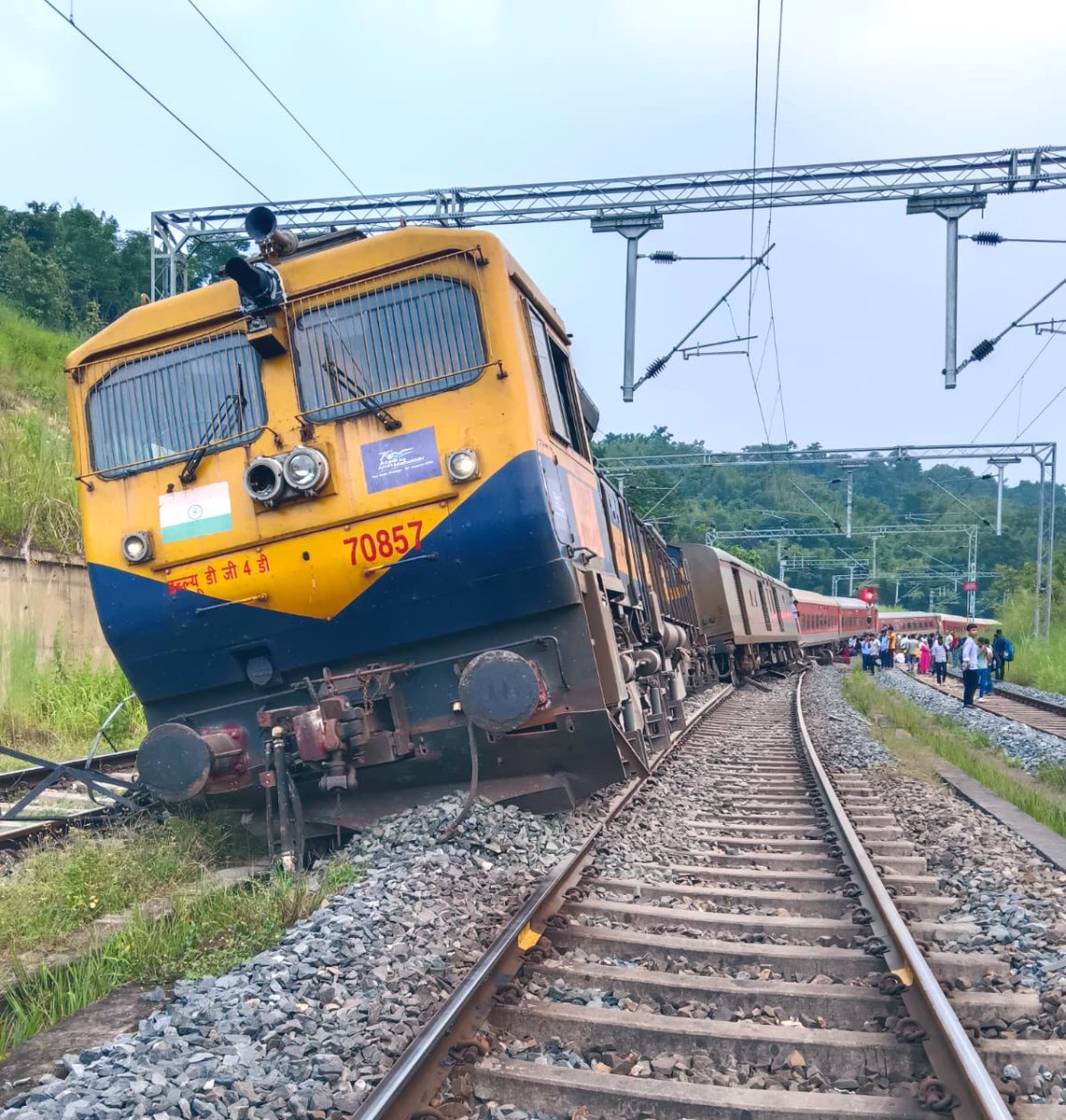 Railwhispers's tweet photo. #Accident/#Derailment details-
Train no. 12520, AGTL-LTT
Date: 17.10.2024
Engine no. 70857, Shed-NGC
8 coaches derailed including engine
Km 26/8 at over facing point of Dibalong (#DBLG) station at 15.55 hrs.
No casualty
Load: 22+1 (VP)
Examination done at AGTL
Single Line section https://t.co/rbwwJ3hF4r