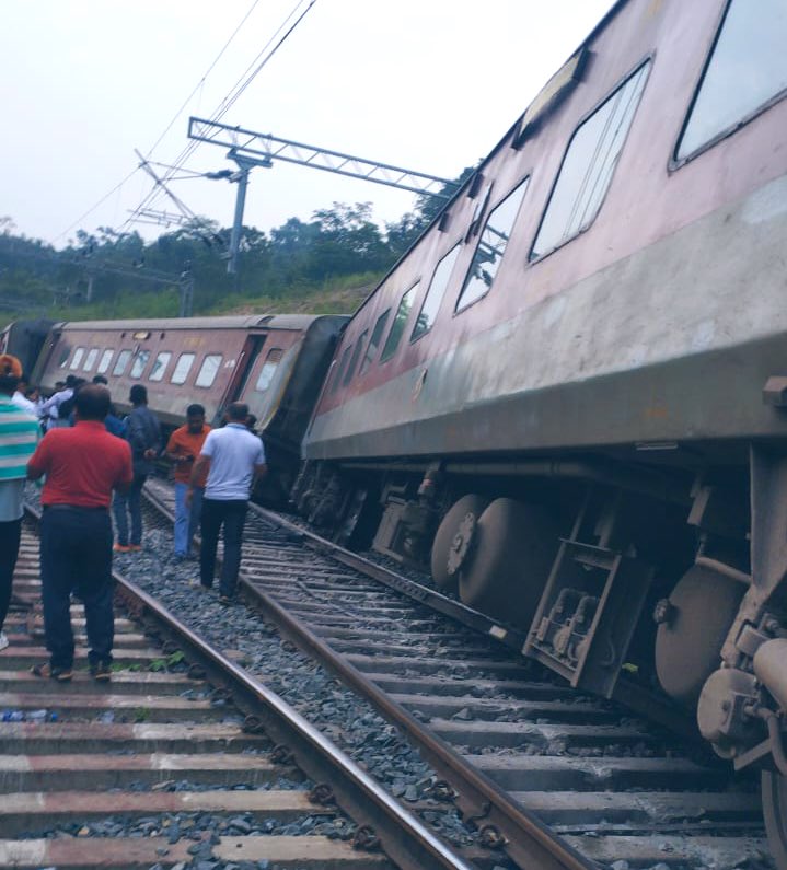 Railwhispers's tweet photo. #Accident/#Derailment details-
Train no. 12520, AGTL-LTT
Date: 17.10.2024
Engine no. 70857, Shed-NGC
8 coaches derailed including engine
Km 26/8 at over facing point of Dibalong (#DBLG) station at 15.55 hrs.
No casualty
Load: 22+1 (VP)
Examination done at AGTL
Single Line section https://t.co/rbwwJ3hF4r