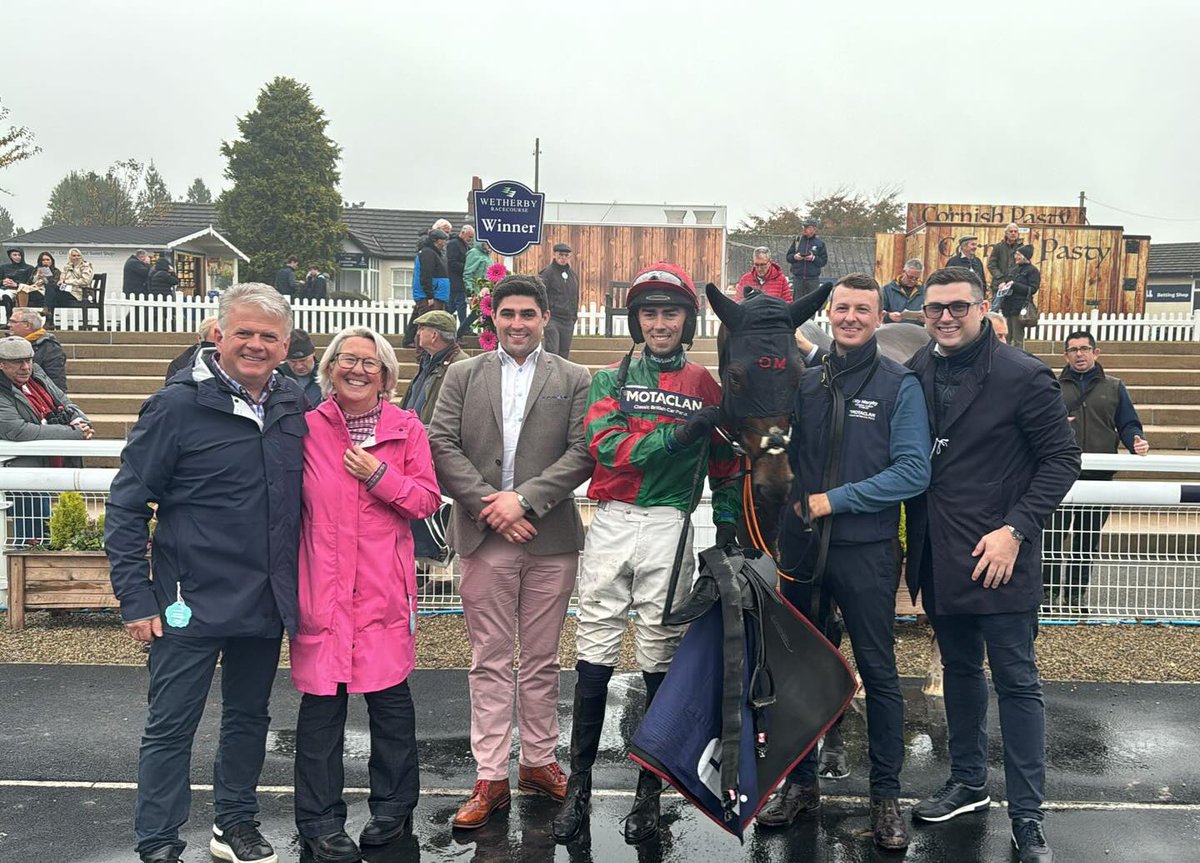 under_orders's tweet photo. Good News! Normal service at @WetherbyRaces has been resumed @mulldog @GamblingPrince1 #AndSimon - But where's the Pickle? @FluffyPickle  🤣😉 https://t.co/rSwi3sCexa