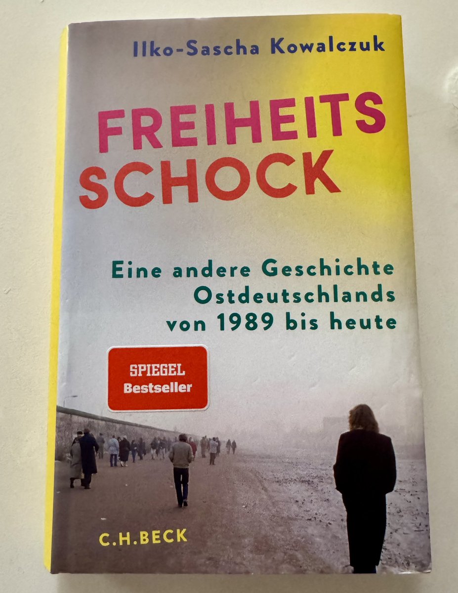 Peine01's tweet photo. Ich habe durch das Buch viel über ‚den Osten‘ und warum es zu solch einer Verklärung des Lebens in der DDR .der Wahl autoritär agierender rechtsextremer Parteien heute kommen konnte, gelernt. Ich frage mich,was meine ersten Begegnungen mit Ostdeutschen nach der Wende ausmachte: https://t.co/bM8VF3UuaC