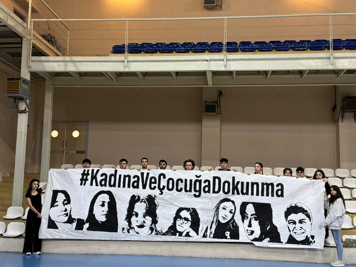 UFBOkan's tweet photo. 1907 ÜNİFEB aday okulu Okan Üniversitesi olarak, ülkemizde yaşanan kadın cinayetleri vakalarına kamuoyunun dikkatini çekmek ve farkındalık oluştumak adına yaptığımız pankart çalışmasında emeği geçen herkese teşekkür ederiz.  ediyoruz. #KadınaVeÇocuğaDokunma https://t.co/1wb2lbEZtS