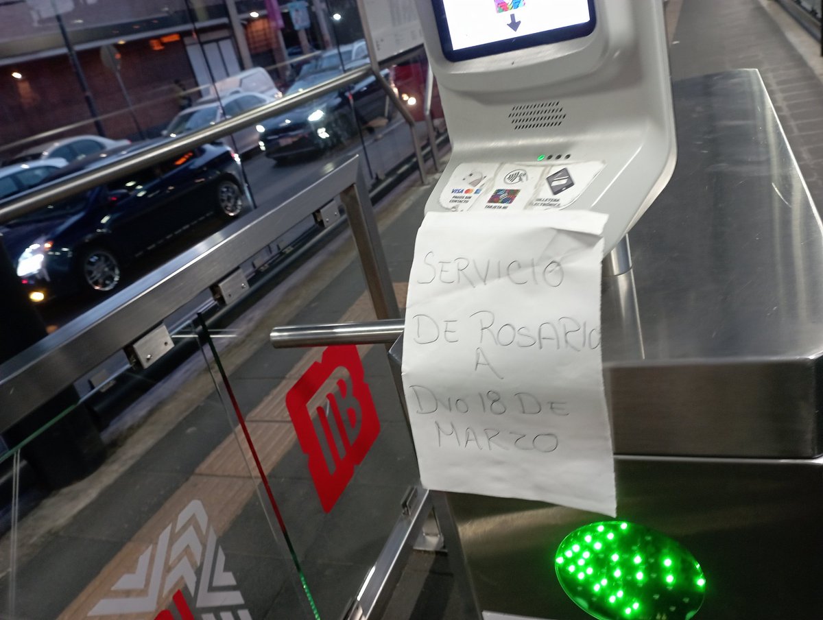 ElayaLoz's tweet photo. @MetrobusCDMX Incongruencias . Hay que checar esto y estar al pendiente de tener la información real. Esto en la estación Instituto Politécnico Nacional https://t.co/t9o12WA8hN