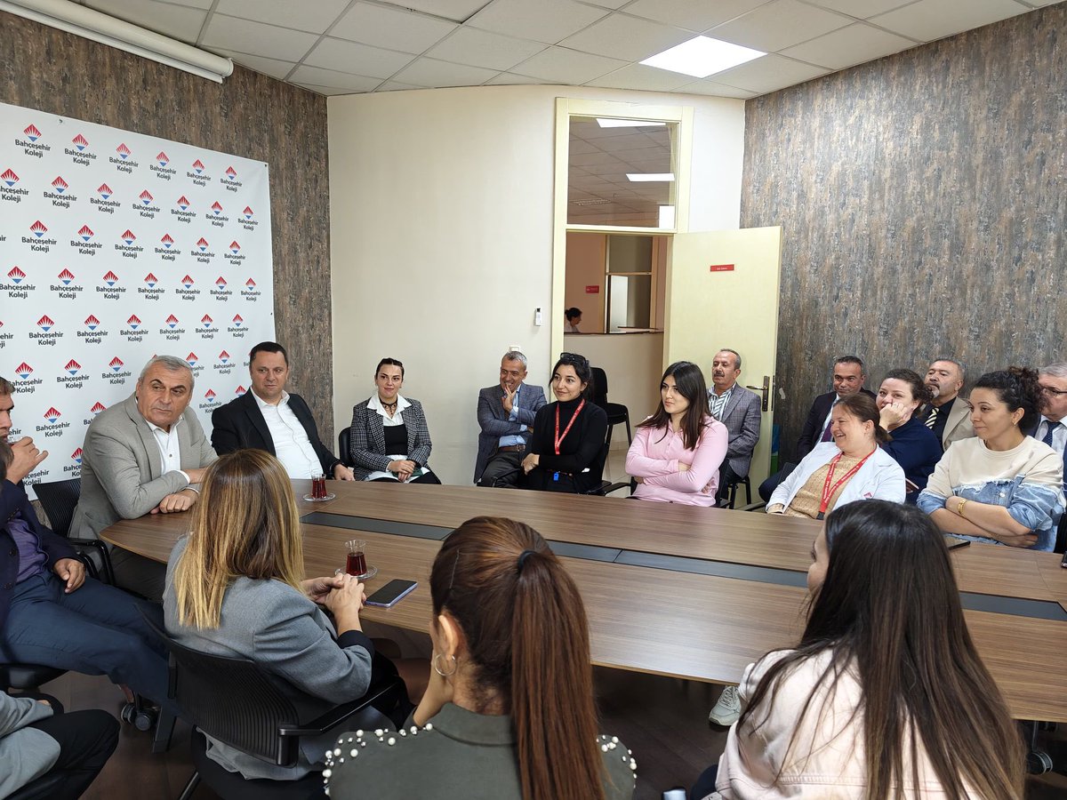 Müdürümüz <a href="/hacikaya71/">HACI KAYA</a> İlçemize bağlı Özel Bahçeşehir Kolejini ziyaret etti. Şube Müdürleri Ahmet Çakır ve Cuma Doğan ile birlikte öğretmenlerimize #TürkiyeYüztılıMaarifModeli ‘ne dair bilgi paylaşımında bulundular. <a href="/tcmeb/">Millî Eğitim Bakanlığı</a> <a href="/Yusuf__Tekin/">Yusuf Tekin</a> <a href="/CoskunESEN57/">Coşkun ESEN</a>