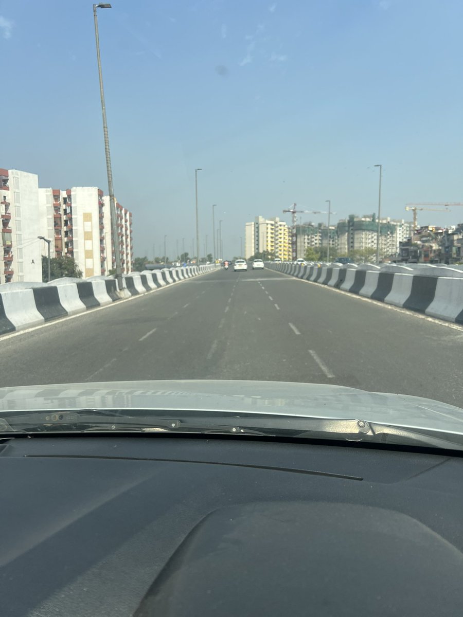 inderanim's tweet photo. 4lane roads of Delhi 😂 https://t.co/wVsXPKq0Tq