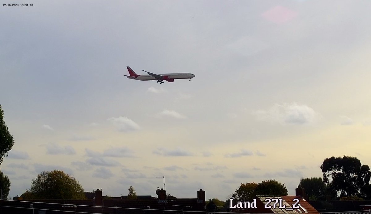 TheWarPolitics0's tweet photo. UPDATE : Flight #AI129 safely landed runway 27L at London Heathrow.
#London #Heathrow #Airindia #News https://t.co/TvZD3uCIkH