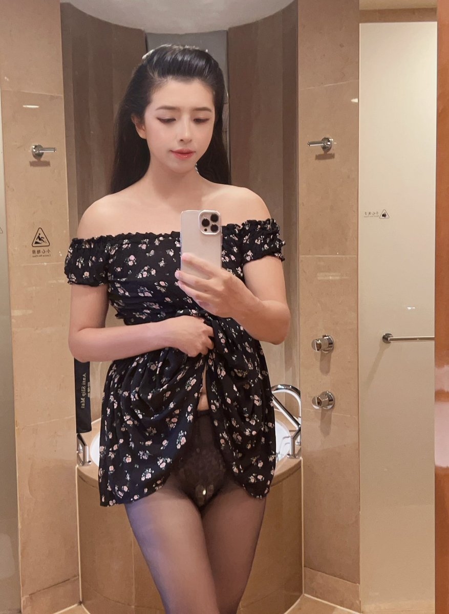 lucyannasxi's tweet photo. 【TIPS FOR FEMINIZATION】 最近几天鹿酿出门，包括上班、开会见客户都开启了下体完全隐身+小海狸震动棒内置模式，这个体验怎么说呢，就像女娲补天，终于补上了最后那一块缺口，芳草鲜美，落英缤纷，有种身心和谐天人合一的丝滑。应家人们要求，写个变身整备小作文：

1.准备工作：买一盒 3M 医用胶带 PE1527（图 1），2.4cm 宽的，然后做战机表面清理（下体除毛，这样胶布提供最大粘性且不粘毛毛），准备一个可遥控跳蛋（推荐鹿酱同款享要海狸）

2.按照图 2 方式折叠战机，及弹仓，注意胶带要在包皮前面多缠几圈，这样即使没有锁你的唧唧也再也硬不起来了，然��不要把口子贴住了，要不然你的隐身战机只能遗憾的续航几小时就得下线

3.折叠处理完成后，你就拥有了套像女孩子一样光滑无痕的下体啦（图 3），想穿 bikini，丁字裤，瑜伽裤什么都不在话下。别说看，伸手进去摸也完全是一片坦桑尼亚大平原。当然，快乐的代价是改造完再也没法站着嘘嘘啦，只能用女孩子的蹲坐模式，否则… 就准备洗鞋洗裤袜吧

4.在 2、3 处理完成后，在🌸前面，接近女孩子妹妹的位置，会有一个小缝，用手指沾一些润滑剂或者润肤露，往里面探索一番，你就会发现你的美妙桃花源（其实是贴住后包皮和阴囊的夹缝），这时候拿出小海狸，润滑后塞入小缝，你会发现前面的震动豆正好在你的小阴蒂根部，后面的棒棒又在 mini 唧唧后的包裹里， 再穿上���条你喜欢的性感蕾丝小裤裤，套上连裤丝袜，打开遥控开关：Bravo, You are clear to take off 🛫 

5.接下来，就无时无刻的尽情享受作为女孩子连绵不断层峦叠嶂的高潮吧