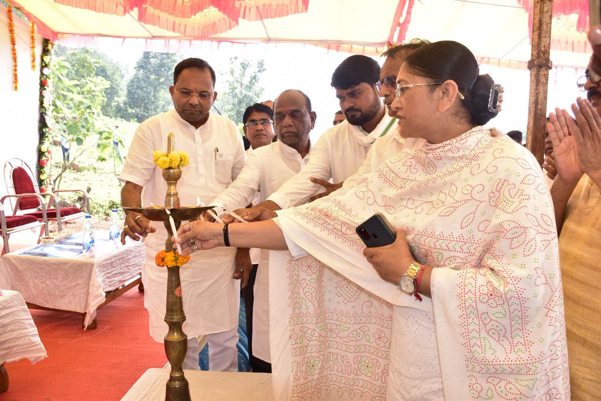 માતા સાથેના અમૂલ્ય સંબંધોને મૂલવવાનો અને માતાનું ઋણ ચૂકવવાનો વિચાર એટલે 'એક પેડ માં કે નામ' - રાજ્ય કક્ષાના મંત્રીશ્રી મુકેશભાઈ પટેલ
રાજ્યના વન અને પર્યાવરણ, ક્લાઈમેટ ચેન્જ વિભાગના મંત્રી શ્રી મુકેશભાઈ પટેલની અધ્યક્ષતામાં માલ સામોટ ખાતે એક પેડ માં કે નામ કાર્યકમ યોજાયો