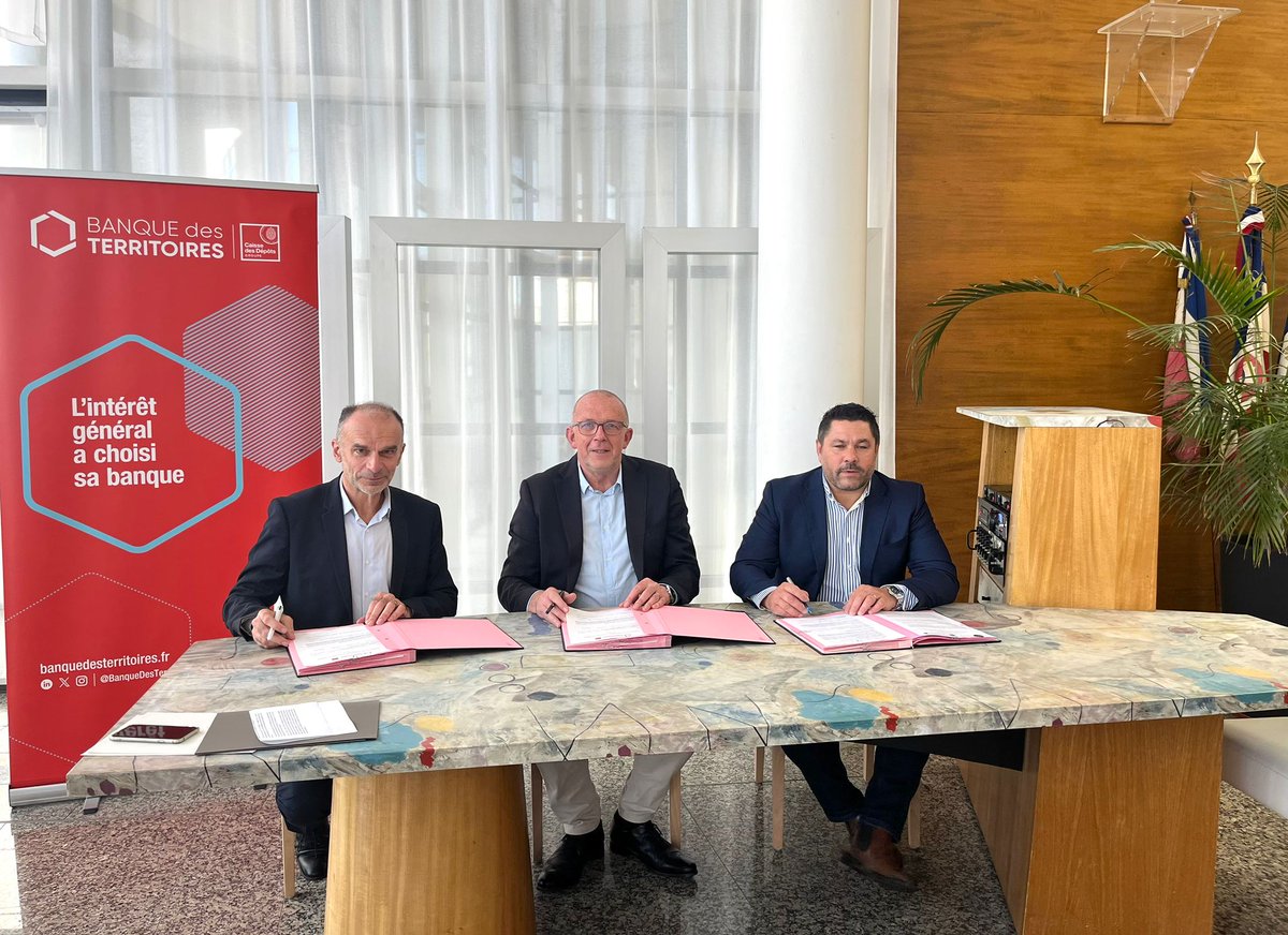 Signature de la convention tripartite pour la rénovation de l'éclairage public à #Lanester. Un partenariat pour réduire l'empreinte énergétique avec 50% des points lumineux passés en LED d'ici 2025.

La <a href="/BanqueDesTerr/">Banque des Territoires</a> finance sous forme de prêt #intracting 618k€ du projet.