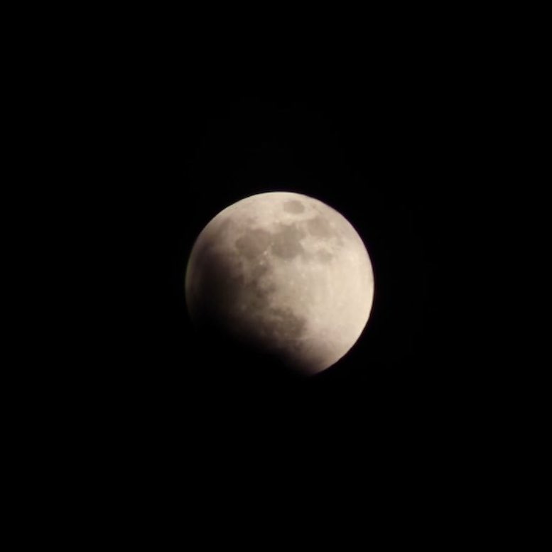 sfkkfs_'s tweet photo. พระจันทร์วันนี้ | super full moon 🌕✨
ดวงจันทร์เต็มดวง ใกล้โลกที่สุดในรอบปี 

ขอให้ต่อจากนี้เป็นวันที่ดีทุกวัน :—) https://t.co/YkinYb40N8