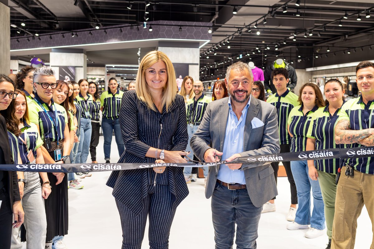 Genoa, here we are! #CisalfaSport has opened its largest, brand-new store in Liguria with 1,900 square meters. The store features a wide selection of top brands and is committed to sustainability. 
Thanks to Alessandra Bianchi and <a href="/ComunediGenova/">COMUNE DI GENOVA</a> for participating in the opening.