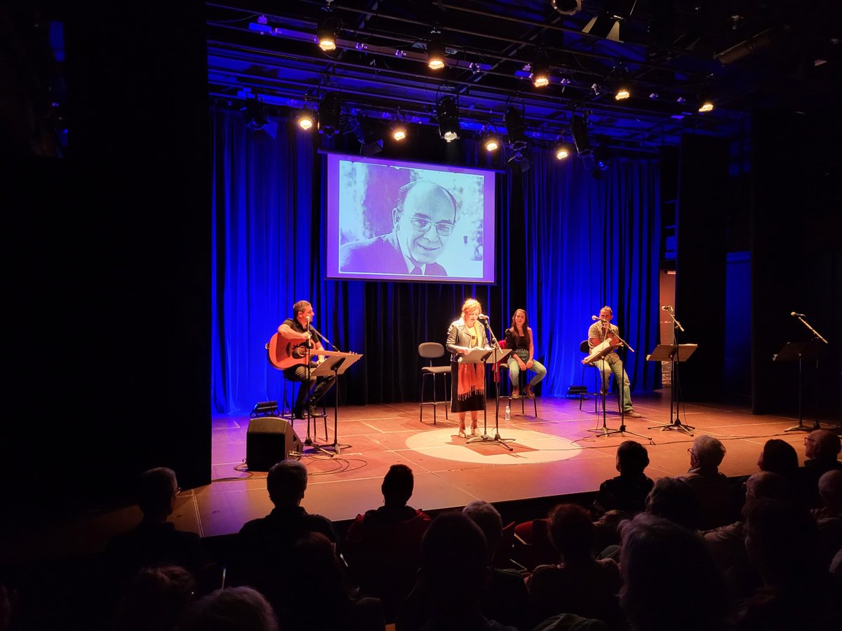 ajmanresa's tweet photo. 🔡 El públic vibra amb el recital inaugural de Tocats de Lletra amb l’espectacle musicopoètic “Ací em pariren i ací estic”, que ret homenatge al poeta de Burjassot Vicent Andrés Estellés en el centenari del seu naixement

ℹ️ https://t.co/yIMwLdfIU4 https://t.co/0VDPD9LRbT