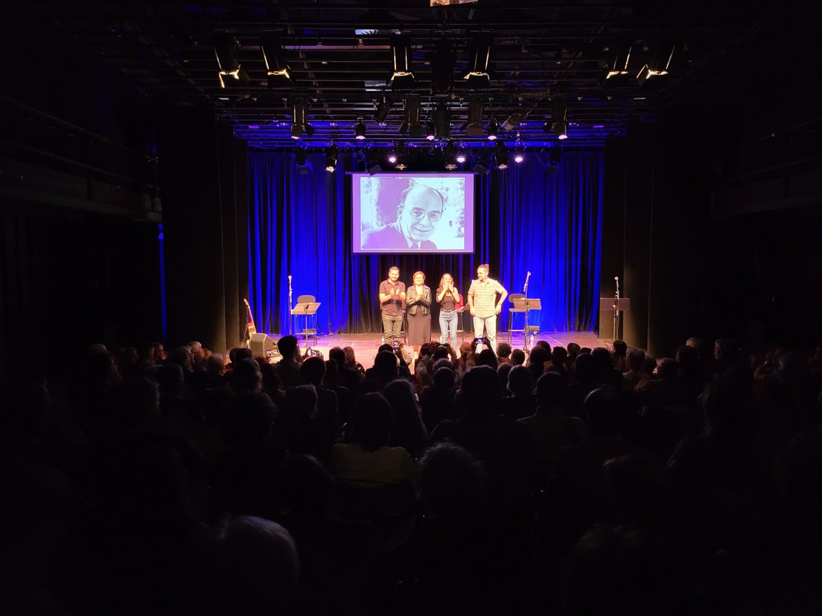ajmanresa's tweet photo. 🔡 El públic vibra amb el recital inaugural de Tocats de Lletra amb l’espectacle musicopoètic “Ací em pariren i ací estic”, que ret homenatge al poeta de Burjassot Vicent Andrés Estellés en el centenari del seu naixement

ℹ️ https://t.co/yIMwLdfIU4 https://t.co/0VDPD9LRbT