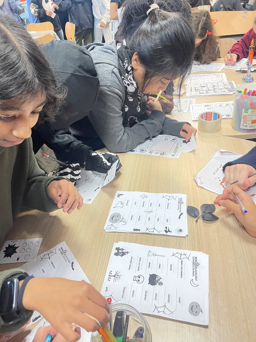 Halloween day au collège Claude Debussy de l’Académie de Paris.
Merci aux professeurs d’anglais pour l’organisation de cette journée et aux élèves de 3e qui tiennent les stands pour leurs jeunes camarades.
