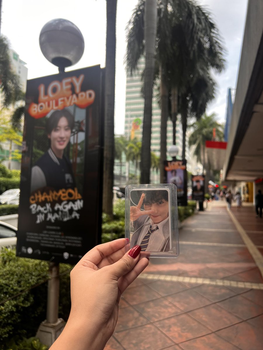 loeymarie's tweet photo. loey boulevard is so long this is the first time i’ve seen a lamp post banner project (at least for exo iirc) take up the whole street 😭 usually theres a couple of lamp posts at the end that arent included but this one goes all the way to the end… chanyeol u are so loveddd 💘 https://t.co/7j5X7z7h4n