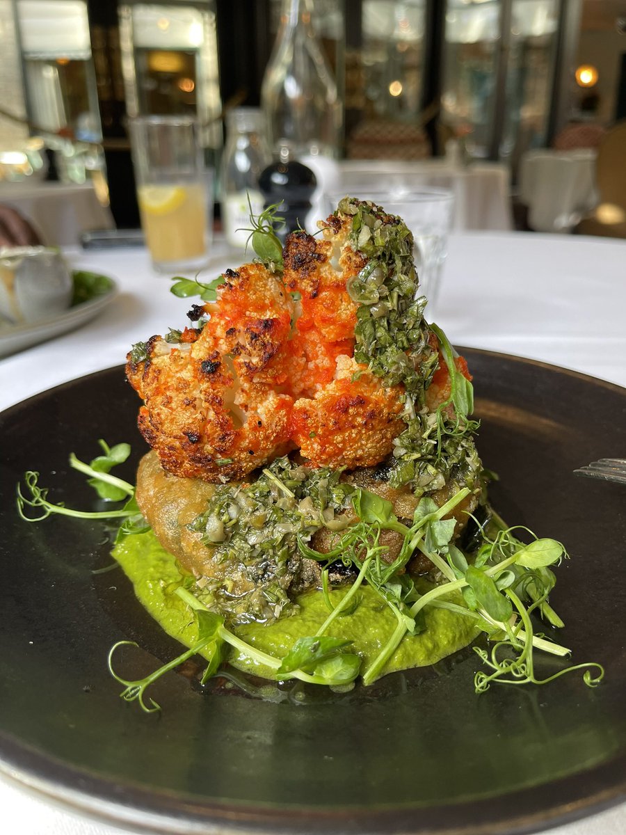 4everfloless's tweet photo. Dinner Out🍽️

🫒Olives &amp; Roasted almonds.
🧆Falafel.
🌱Cauliflower steak.
🫖Camomile tea.
..
..
#diningout #meatlessdinner https://t.co/IrUIf4OFlQ