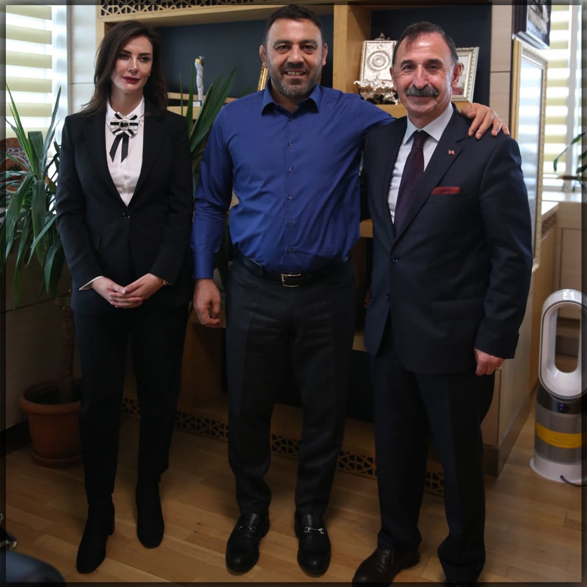 Gençlik ve Spor Bakan Yardımcımız Hamza YERLİKAYA, Federasyon Başkanımız Atilla GÜLER ve Yönetim Kurulu Üyemiz Av. Meltem BANKO'yu Makamında kabul ederek yeni görevlerini kutladı.
<a href="/gencliksporbak/">Gençlik ve Spor Bakanlığı 🇹🇷</a> <a href="/hamzayerlikaya/">Hamza Yerlikaya 🇹🇷</a> <a href="/atillagulertof/">Atilla Güler</a>