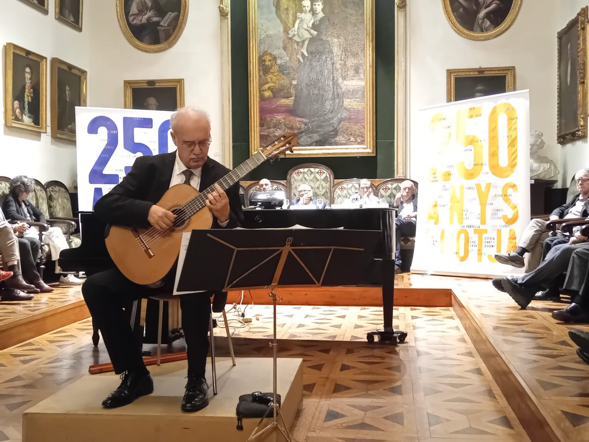 🎂 Aquest curs 2024-25 l’<a href="/EscolaLlotja/">EA Llotja</a>, la més antiga de l'Estat, celebra el seu 2⃣5⃣0⃣è aniversari.

Ahir a l'<a href="/racbasj/">R. Acadèmia Catalana de Belles Arts de Sant Jordi</a> es van presentar el cartell dels 250 anys, del dissenyador i exalumne Enric Satué, i el logotip, creat per l'alumne Joan Segovia.

Mésℹ️edubcn.cat/ca/noticies/de…