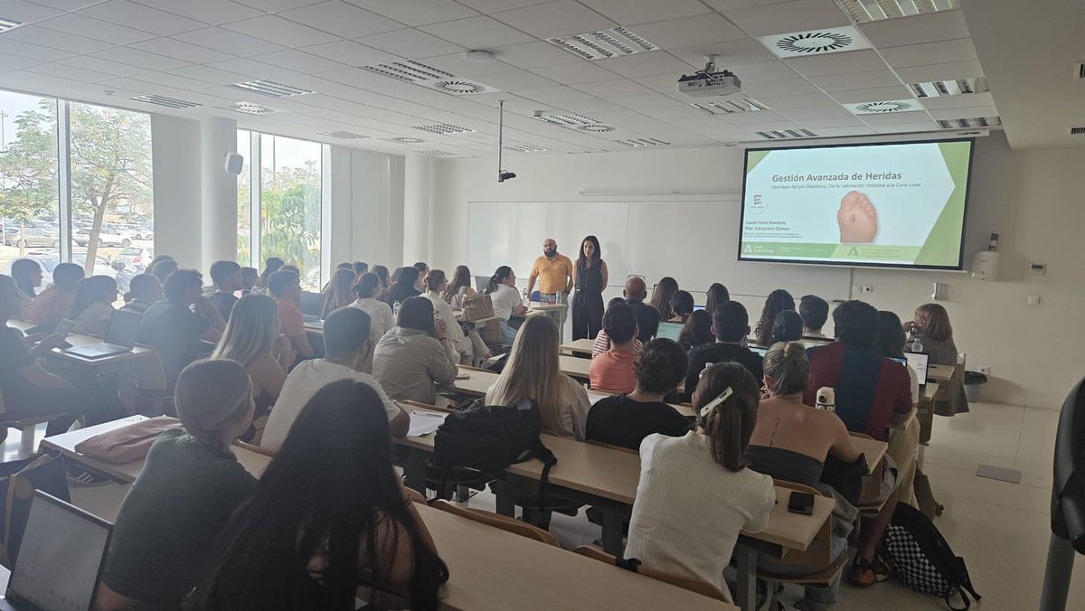 epa_heridas's tweet photo. La tarde del pasado lunes impartimos un seminario a alumnos de podologia de @InfoUMA sobre pie diabético y abordaje de heridas. Siempre es un placer participar en la formación de futuros profesionales. Gracias por la invitación. https://t.co/jrCkpzxWDk