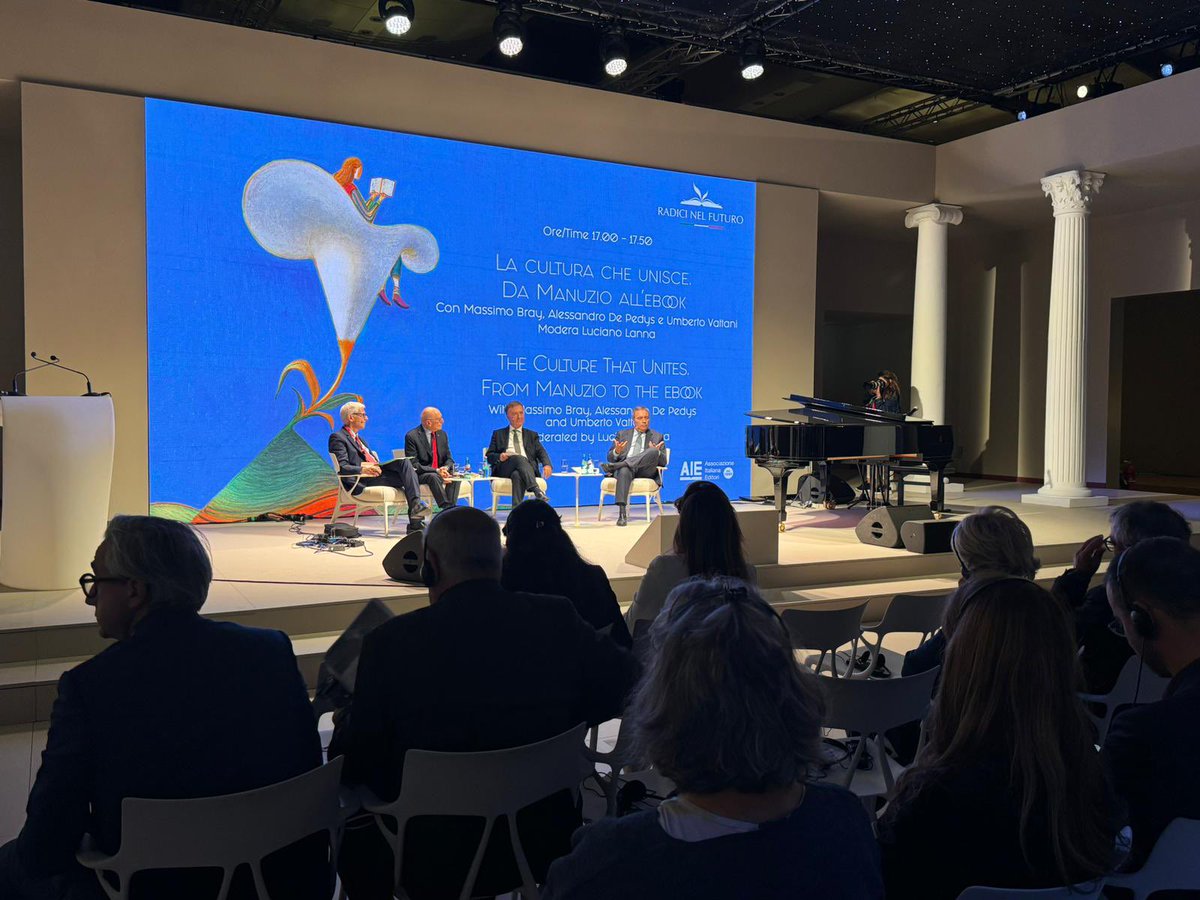 L’Italia ospite d’onore alla grande Fiera del Libro di Francoforte. 230 editori, 670 m2 di stand collettivo . Un bel Padiglione Italia realizzato da Stefano Boeri. 850 titoli tradotti in 40 lingue grazie a @italymfa. Il frutto di un grande lavoro di squadra. #DiplomaziaCulturale