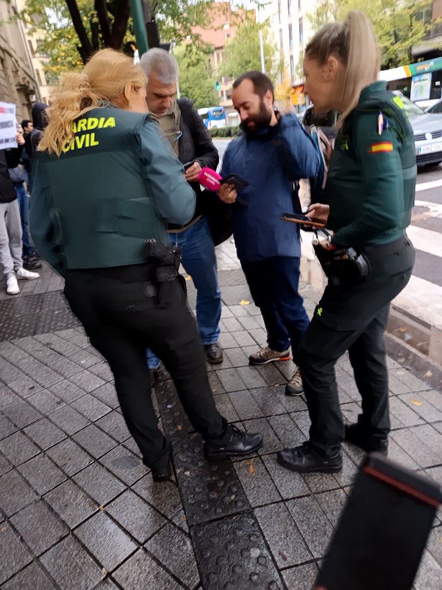 AhotsaInfo's tweet photo. Guardia Zibilak komunikabideko profesionalak identifikatzen, ze nezesidade? 
#PalestinaAskatu 🇯🇴 #IsraelBoikot https://t.co/oXjxW3lQ5P