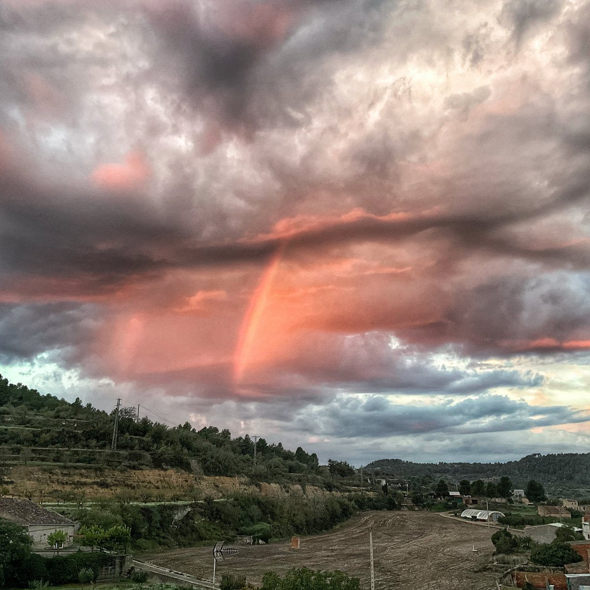 Bon dia! Avui hem tingut un arc de Sant Martí que devia ser un arc becari en pràctiques, no li ha acabat de sortir bé, però el trosset que ha aconseguit fer li ha quedat ben curiós.
#somtrescentsipico #esplugacalba