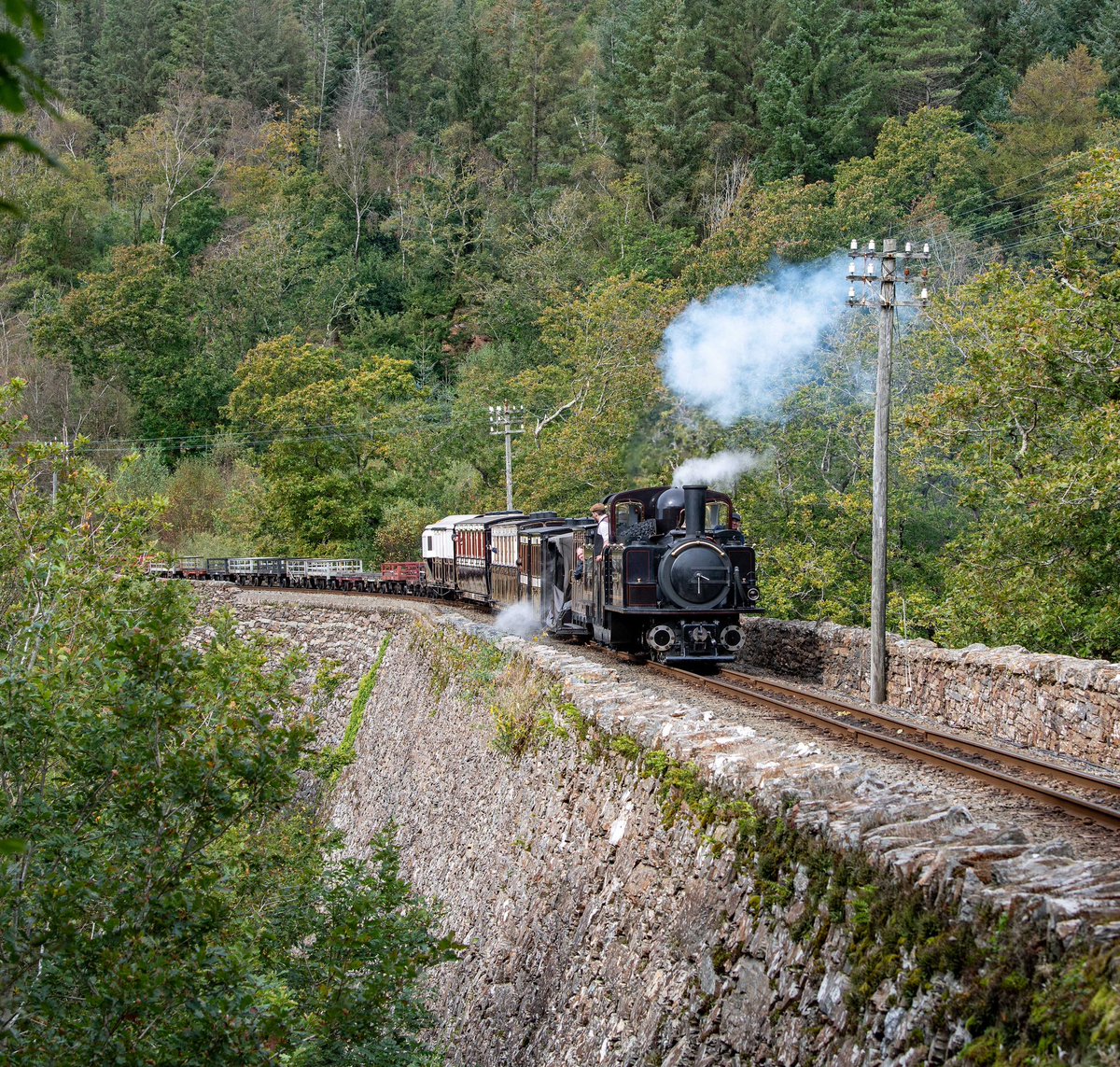 GedBlofeld's tweet photo. Friday afternoon of the Ffestiniog Railway’s Bygones weekend and James Spooner hauls the mixed train of Victorian train and slate waggons across Cei Mawr https://t.co/UdqklPZKgS