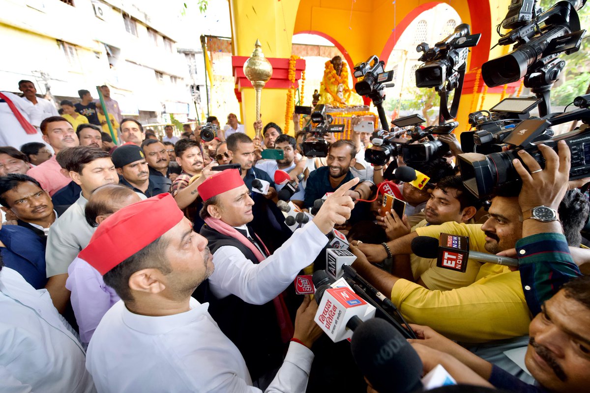 yadavakhilesh's tweet photo. महर्षि वाल्मीकि जी की जयंती पर सबको सौहार्दपूर्ण शुभकामनाएँ और बधाई। 

सच्ची रामायण की यही प्रेरणा है कि शासन-प्रशासन ऐसा हो कि सब बिना भय और भेदभाव के रहें और सामाजिक न्याय सुनिश्चित हो। https://t.co/KyHJ7qoayg