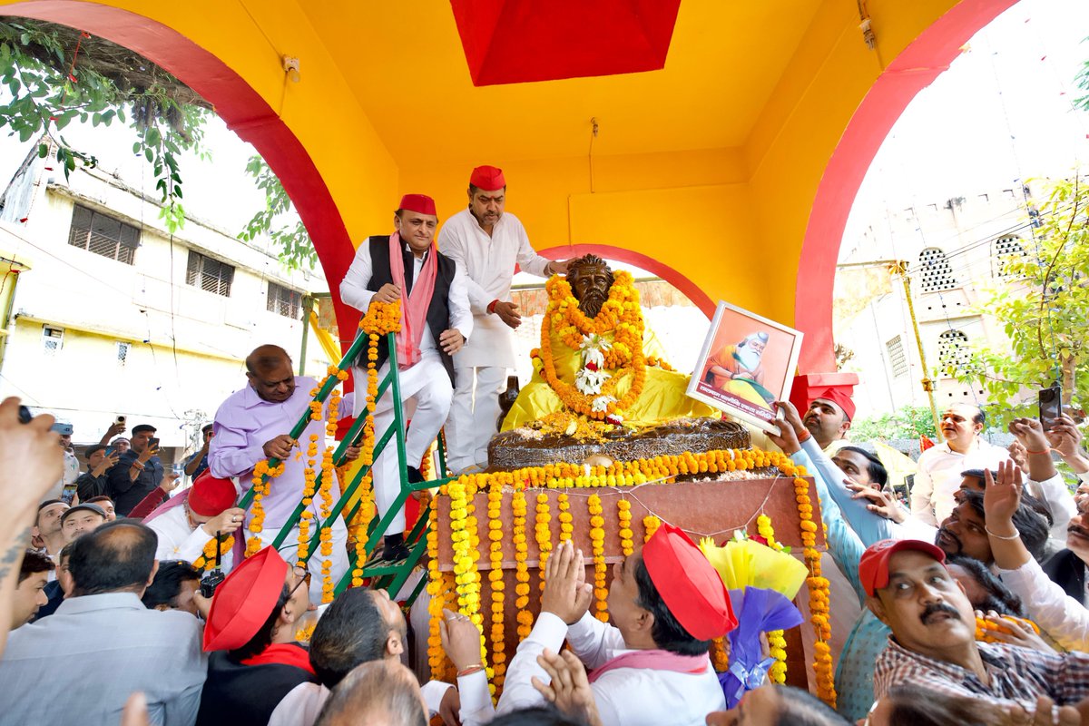 yadavakhilesh's tweet photo. महर्षि वाल्मीकि जी की जयंती पर सबको सौहार्दपूर्ण शुभकामनाएँ और बधाई। 

सच्ची रामायण की यही प्रेरणा है कि शासन-प्रशासन ऐसा हो कि सब बिना भय और भेदभाव के रहें और सामाजिक न्याय सुनिश्चित हो। https://t.co/KyHJ7qoayg