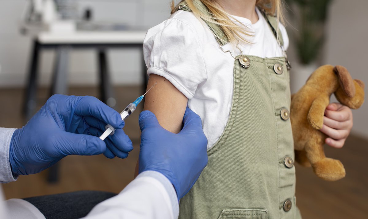 SaludISCIII's tweet photo. 📍 Una investigación liderada por el #ISCIII estima que la vacuna contra la #gripe en menores de 5 años previno el pasado invierno un 70% de infecciones y hospitalizaciones. 

📰 #NoticiasISCIII ➡️ https://t.co/av3AEoJxce

📲Artículo en @Eurosurveillanc ➡️ https://t.co/TOgnIeA1A0 https://t.co/UylbsSbfzh