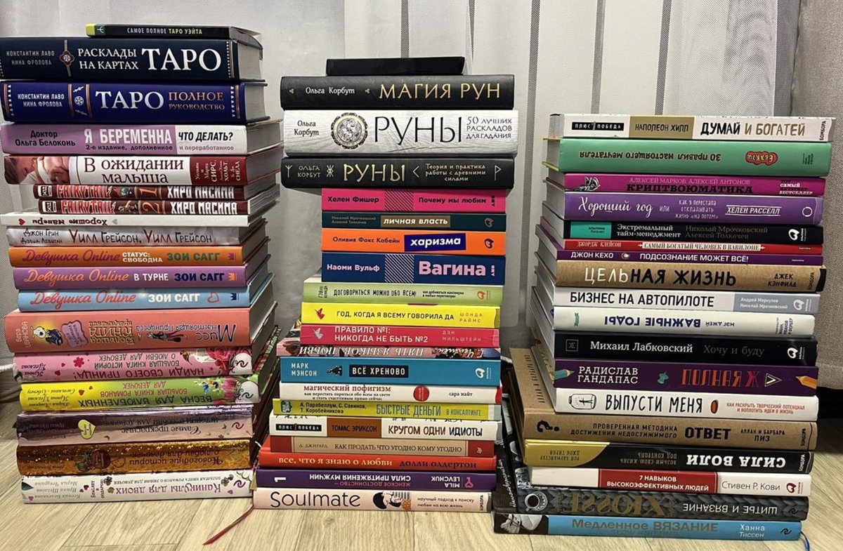 nikiteev's tweet image. Авито подкинуло в рекомендациях замечательное объявление. Просто история жизни в книжной полке, там каждый корешок заслуживает внимания.