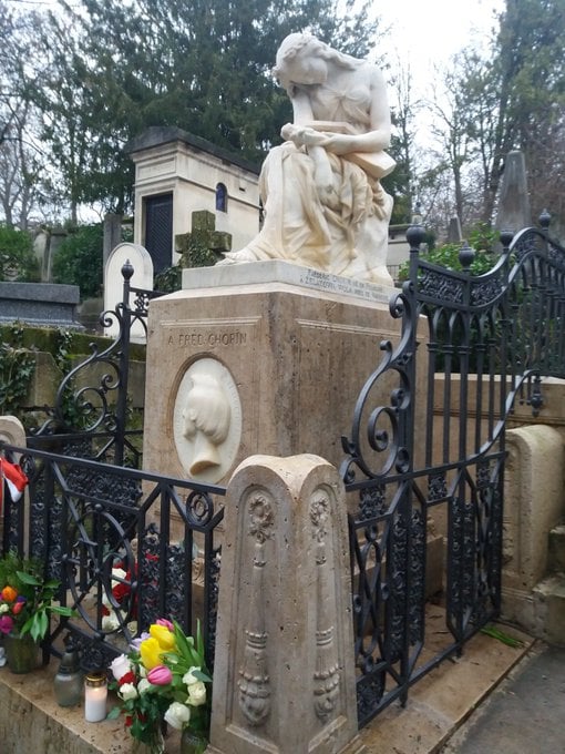 Baerenreiter's tweet photo. Composer Frédéric Chopin died on this very day 175 years ago

As requested by Chopin, his sister Ludwika took his heart (which had been removed by his doctor and preserved in alcohol in a vase), back to Poland in 1850 https://t.co/CflXninbig