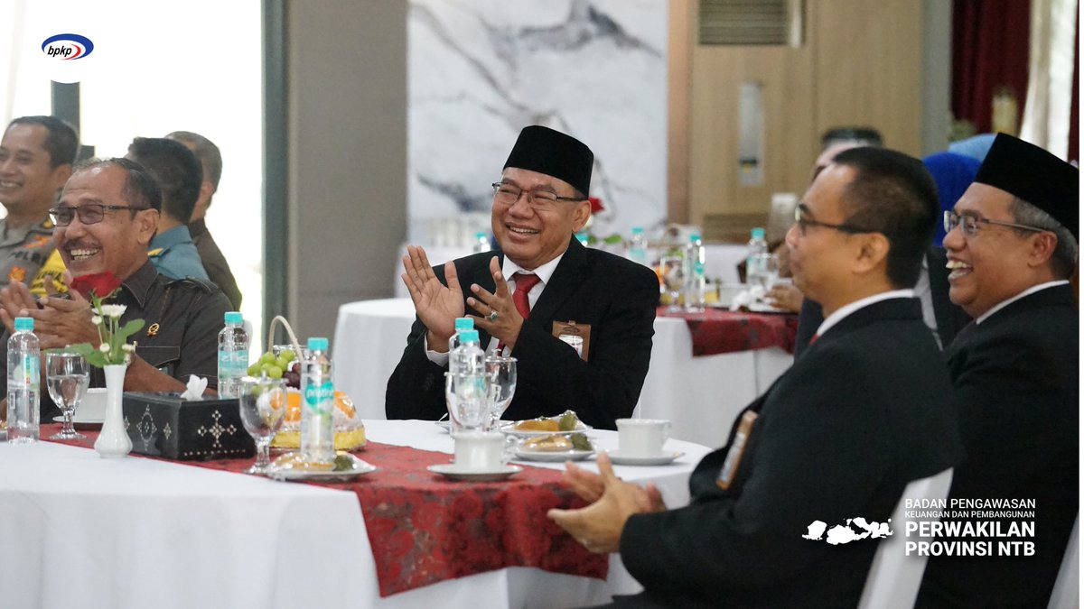 bpkp_ntb's tweet photo. Hai Sobwas Terdepan,

Sesuai dengan motto, ”Hadir dan Bermanfaat“, BPKP terus melakukan pengawalan akuntabilitas keuangan dan pembangunan yang relevan dengan kebutuhan saat ini maupun menjawab tantangan di masa mendatang, baik secara nasional maupun regional, khususnya di Provinsi NTB.

“Di tahun 2024 ini, kami telah menetapkan dan melaksanakan sebagian Agenda Prioritas Pengawasan (APP) tahun 2024 yang terdiri dari 6 sektor strategis, 14 tema, 47 topik pengawasan dan juga terkait isu-isu kewilayahan yang ada di Provinsi NTB,” ujar Deputi Kepala BPKP Bidang Pengawasan Instansi Pemerintah Bidang Perekonomian dan Kemaritiman, Bapak Aryanto Wibowo pada saat memberikan sambutan dalam acara Pengukuhan Kepala Perwakilan BPKP Provinsi NTB, Bapak Mudzakir.

Pengukuhan Kepala Perwakilan BPKP Provinsi NTB, Bapak Mudzakir dilakukan secara langsung oleh Penjabat Gubernur NTB, Bapak Hassanudin dan berjalan dengan khidmat.

Kegiatan yang berlangsung di Pendopo Tengah Kantor Gubernur NTB pada Rabu (16/10) tersebut, dihadiri oleh Deputi Kepala BPKP Bidang Pengawasan Instansi Pemerintah Bidang Perekonomian dan Kemaritiman, Bapak Aryanto Wibowo dengan didampingi Direktur Pengawasan Bidang Kerja Sama Investasi dan Pembiayaan Pembangunan, Bapak Gumbira Budi Purnama. Selain itu hadir pula jajaran Forkompinda NTB, jajaran Pemerintah Provinsi NTB, para Kepala Instansi Vertikal di Provinsi NTB dan juga para Kepala atau Direktur Utama BUMN/BUMD di Provinsi NTB.

Dalam sambutannya, Penjabat Gubernur NTB, Bapak Hassanudin menegaskan bahwa selama ini BPKP telah menjadi mitra strategis bagi Pemerintah Daerah dalam pengelolaan keuangan daerah, dan telah aktif mengawal program-program Pemerintah Pusat yang ada di Provinsi NTB.

“Sekali lagi kami ucapkan selamat bertugas untuk Saudara Mudzakir, semoga dapat memperkuat kerja sama yang telah terjalin dengan sangat baik, dan terus menjalin koordinasi dan sinergi yang solid dengan seluruh elemen di daerah, mulai dari Pemerintah Provinsi, Forkompinda, BPK, Bupati dan Walikota, hingga Instansi Vertikal, BUMN, dan BLUD.” tambahnya.

#bpkpntbterdepan
#HadirBermanfaat