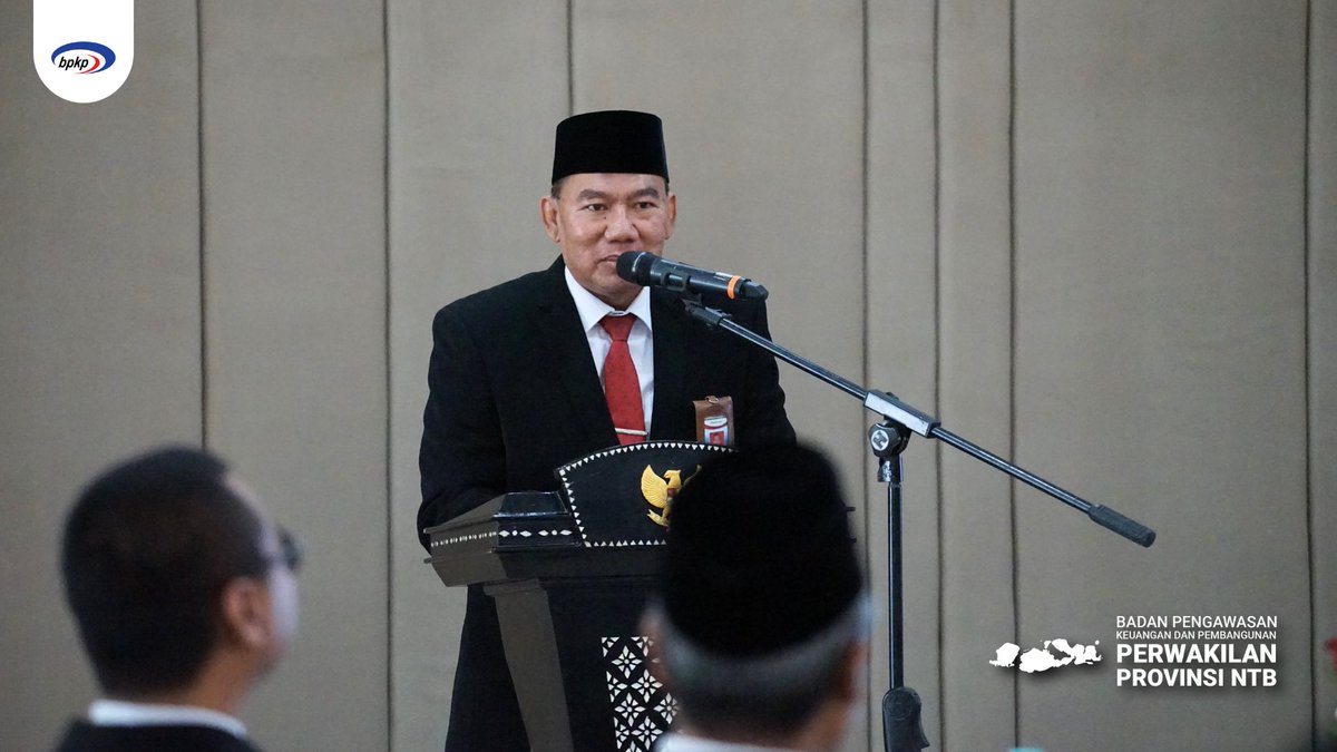 bpkp_ntb's tweet photo. Hai Sobwas Terdepan,

Sesuai dengan motto, ”Hadir dan Bermanfaat“, BPKP terus melakukan pengawalan akuntabilitas keuangan dan pembangunan yang relevan dengan kebutuhan saat ini maupun menjawab tantangan di masa mendatang, baik secara nasional maupun regional, khususnya di Provinsi NTB.

“Di tahun 2024 ini, kami telah menetapkan dan melaksanakan sebagian Agenda Prioritas Pengawasan (APP) tahun 2024 yang terdiri dari 6 sektor strategis, 14 tema, 47 topik pengawasan dan juga terkait isu-isu kewilayahan yang ada di Provinsi NTB,” ujar Deputi Kepala BPKP Bidang Pengawasan Instansi Pemerintah Bidang Perekonomian dan Kemaritiman, Bapak Aryanto Wibowo pada saat memberikan sambutan dalam acara Pengukuhan Kepala Perwakilan BPKP Provinsi NTB, Bapak Mudzakir.

Pengukuhan Kepala Perwakilan BPKP Provinsi NTB, Bapak Mudzakir dilakukan secara langsung oleh Penjabat Gubernur NTB, Bapak Hassanudin dan berjalan dengan khidmat.

Kegiatan yang berlangsung di Pendopo Tengah Kantor Gubernur NTB pada Rabu (16/10) tersebut, dihadiri oleh Deputi Kepala BPKP Bidang Pengawasan Instansi Pemerintah Bidang Perekonomian dan Kemaritiman, Bapak Aryanto Wibowo dengan didampingi Direktur Pengawasan Bidang Kerja Sama Investasi dan Pembiayaan Pembangunan, Bapak Gumbira Budi Purnama. Selain itu hadir pula jajaran Forkompinda NTB, jajaran Pemerintah Provinsi NTB, para Kepala Instansi Vertikal di Provinsi NTB dan juga para Kepala atau Direktur Utama BUMN/BUMD di Provinsi NTB.

Dalam sambutannya, Penjabat Gubernur NTB, Bapak Hassanudin menegaskan bahwa selama ini BPKP telah menjadi mitra strategis bagi Pemerintah Daerah dalam pengelolaan keuangan daerah, dan telah aktif mengawal program-program Pemerintah Pusat yang ada di Provinsi NTB.

“Sekali lagi kami ucapkan selamat bertugas untuk Saudara Mudzakir, semoga dapat memperkuat kerja sama yang telah terjalin dengan sangat baik, dan terus menjalin koordinasi dan sinergi yang solid dengan seluruh elemen di daerah, mulai dari Pemerintah Provinsi, Forkompinda, BPK, Bupati dan Walikota, hingga Instansi Vertikal, BUMN, dan BLUD.” tambahnya.

#bpkpntbterdepan
#HadirBermanfaat