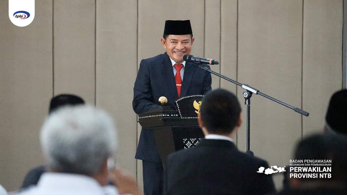 bpkp_ntb's tweet photo. Hai Sobwas Terdepan,

Sesuai dengan motto, ”Hadir dan Bermanfaat“, BPKP terus melakukan pengawalan akuntabilitas keuangan dan pembangunan yang relevan dengan kebutuhan saat ini maupun menjawab tantangan di masa mendatang, baik secara nasional maupun regional, khususnya di Provinsi NTB.

“Di tahun 2024 ini, kami telah menetapkan dan melaksanakan sebagian Agenda Prioritas Pengawasan (APP) tahun 2024 yang terdiri dari 6 sektor strategis, 14 tema, 47 topik pengawasan dan juga terkait isu-isu kewilayahan yang ada di Provinsi NTB,” ujar Deputi Kepala BPKP Bidang Pengawasan Instansi Pemerintah Bidang Perekonomian dan Kemaritiman, Bapak Aryanto Wibowo pada saat memberikan sambutan dalam acara Pengukuhan Kepala Perwakilan BPKP Provinsi NTB, Bapak Mudzakir.

Pengukuhan Kepala Perwakilan BPKP Provinsi NTB, Bapak Mudzakir dilakukan secara langsung oleh Penjabat Gubernur NTB, Bapak Hassanudin dan berjalan dengan khidmat.

Kegiatan yang berlangsung di Pendopo Tengah Kantor Gubernur NTB pada Rabu (16/10) tersebut, dihadiri oleh Deputi Kepala BPKP Bidang Pengawasan Instansi Pemerintah Bidang Perekonomian dan Kemaritiman, Bapak Aryanto Wibowo dengan didampingi Direktur Pengawasan Bidang Kerja Sama Investasi dan Pembiayaan Pembangunan, Bapak Gumbira Budi Purnama. Selain itu hadir pula jajaran Forkompinda NTB, jajaran Pemerintah Provinsi NTB, para Kepala Instansi Vertikal di Provinsi NTB dan juga para Kepala atau Direktur Utama BUMN/BUMD di Provinsi NTB.

Dalam sambutannya, Penjabat Gubernur NTB, Bapak Hassanudin menegaskan bahwa selama ini BPKP telah menjadi mitra strategis bagi Pemerintah Daerah dalam pengelolaan keuangan daerah, dan telah aktif mengawal program-program Pemerintah Pusat yang ada di Provinsi NTB.

“Sekali lagi kami ucapkan selamat bertugas untuk Saudara Mudzakir, semoga dapat memperkuat kerja sama yang telah terjalin dengan sangat baik, dan terus menjalin koordinasi dan sinergi yang solid dengan seluruh elemen di daerah, mulai dari Pemerintah Provinsi, Forkompinda, BPK, Bupati dan Walikota, hingga Instansi Vertikal, BUMN, dan BLUD.” tambahnya.

#bpkpntbterdepan
#HadirBermanfaat