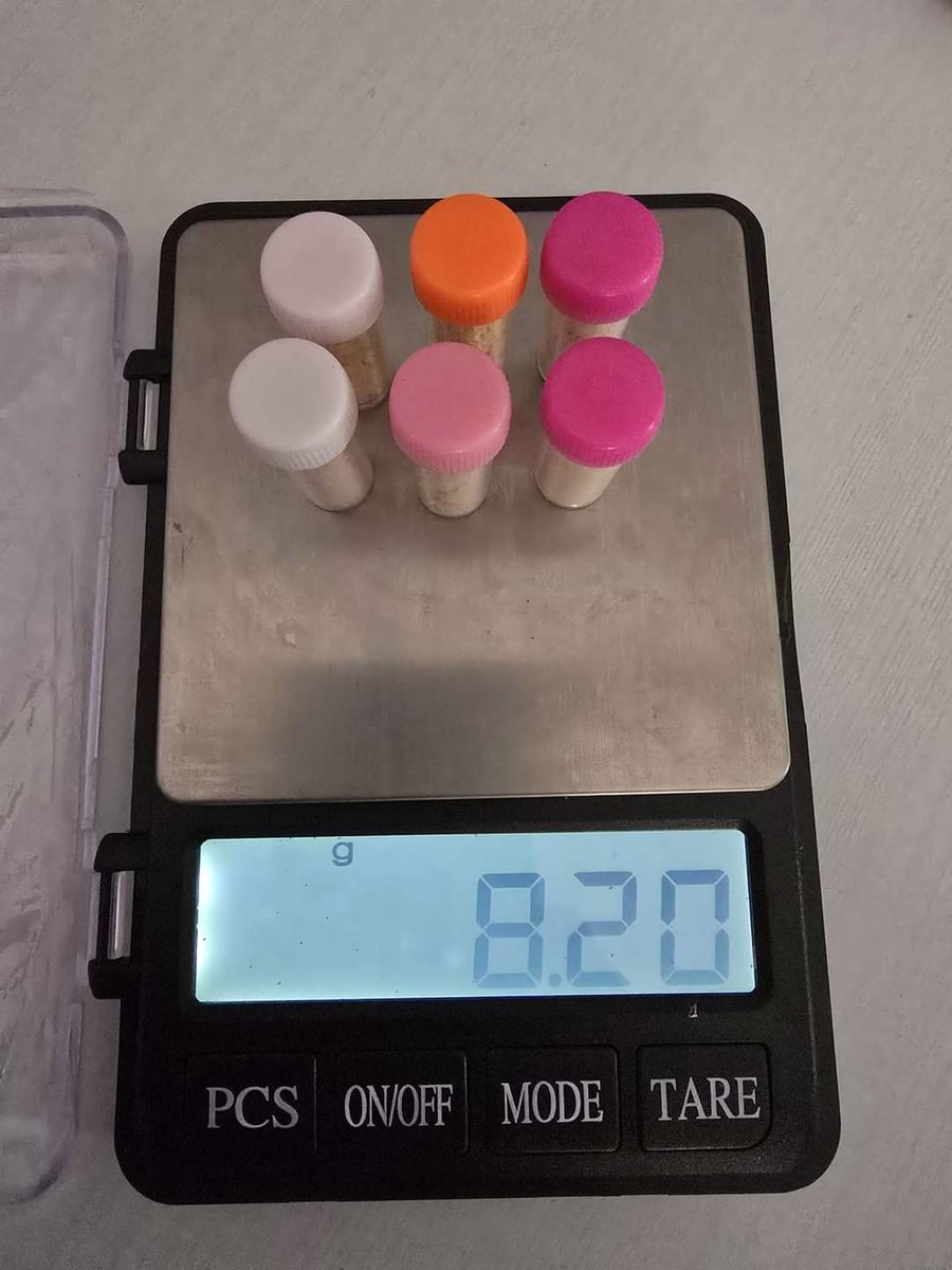 nagaonpolice's tweet photo. A Nagaon Police team led by DSP(P) Sandipon Garg along with OC Dhing PS recovered 6 Nos. of small Plastic containers filled with suspected Heroin net weighting 1.30 Gram. One accused arrested for further Legal Action.@gpsinghips @HardiSpeaks @assampolice @d_mukherjee_IPS https://t.co/DdADygPHeX