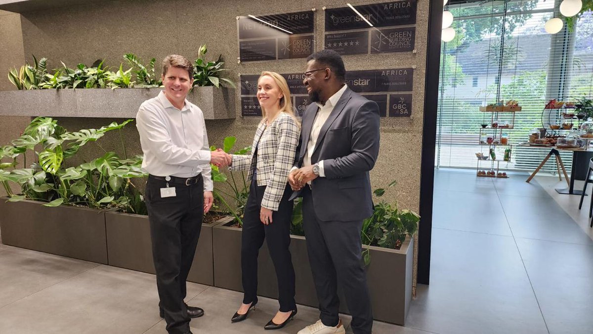 SolidGreen_SA's tweet photo. We were invited to celebrate the plaque handover of the 6-Star green rating at Oxford Park. The Oxford Parks building received a 6-star green rating across all categories: built, design, interiors, and net zero carbon Level 1. 

@GBCSA #Greenbuilding #oxfordparks #GreenStar https://t.co/1lDjad9zlx