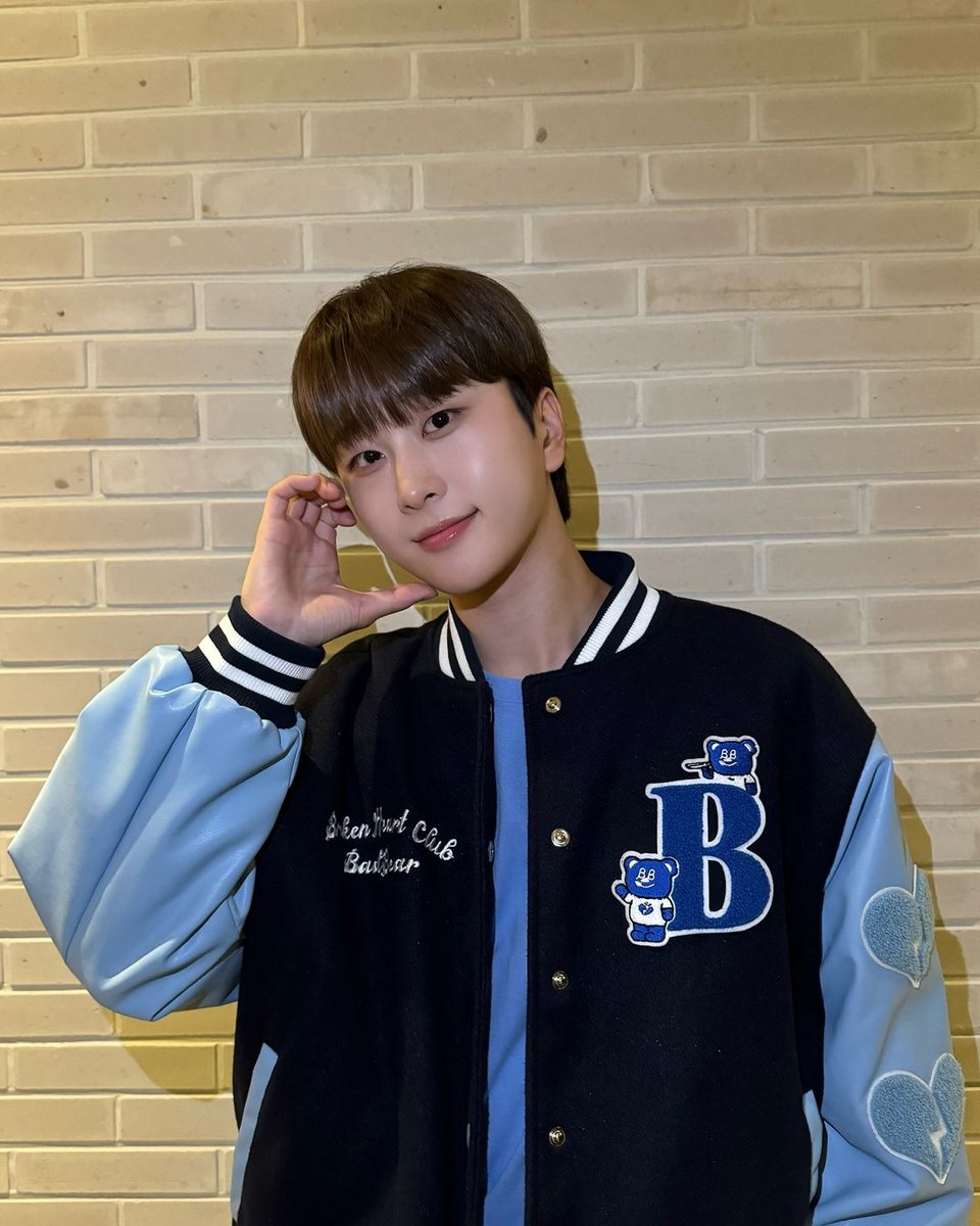 IDOL_ALLDAY's tweet image. ▶ 셀럽 : 진권
▶ 어디 : 241008 진권 개인 인스타그램
▶ 브랜드 : 자켓 - 배드블루 (BAD BLUE)
▶ 모델명 : BadBear Varsity Jacket Navy

#JINKWON