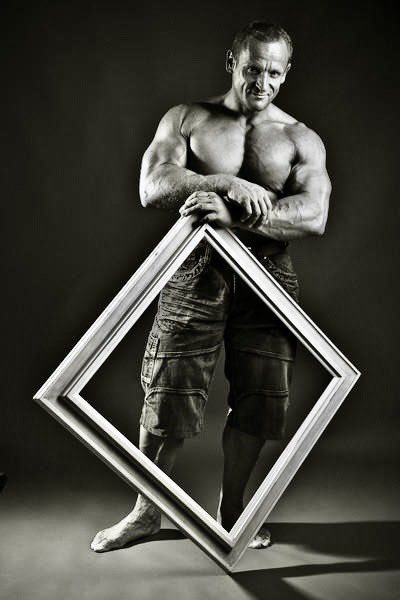 LK_bodybuilder's tweet photo. CO VIDÍŠ..?
.. ale notaak..! Žádnej kosočtverec!
🙈🤣🙈
To prostě jen když je fotograf kreativní a použije k focení rekvizity..
🤣💪🤣
Rok 2009 foto Martin Novák.
#throwback #vzpominka #covidis #shumorem #👌👌👌 https://t.co/myAe7LBiPu