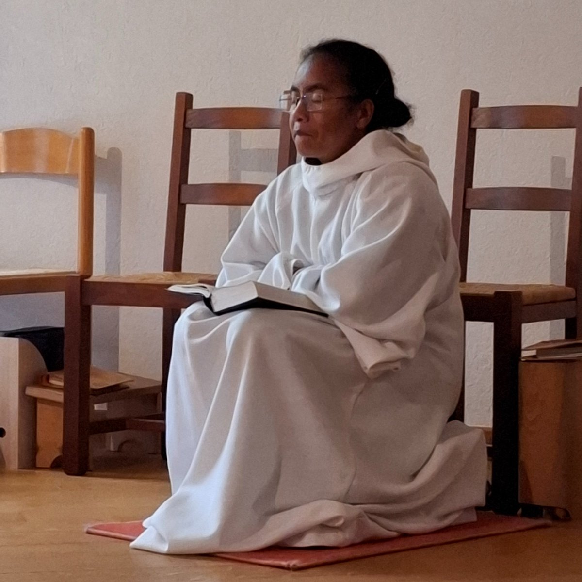 carmelstjoseph's tweet photo. "Je ne vous conseille pas de beaucoup discourir à l'#oraison, les longs discours étant souvent des occasions d'égarement. Tenez-vous-y devant Dieu comme un pauvre muet et un paralytique à la porte d'un riche. " Saint Laurent de la Résurrection😇 #Carmel https://t.co/a9SCbHU5gz