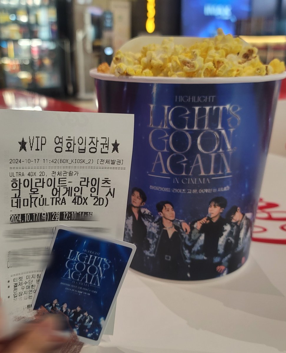 ROBEx1016's tweet photo. 내가 몇 년 차 팬인데 울겠어? 하고 들어갔다가

시작할 때 요소푸 숨소리부터 눈물샘 자극되더니 뷰티들 인터뷰랑 비스트 얘기 나오고 노래 부를 때 걍 수도꼭지마냥 울었다..

엄마 최애 광구 프레임까지✨

#우리가_처음만난_비스트_15th
#끝나지않을_하이라이트_15th
#HIGHLIGHT_15TH_ANNIVERSARY https://t.co/iFsQZtQkIC