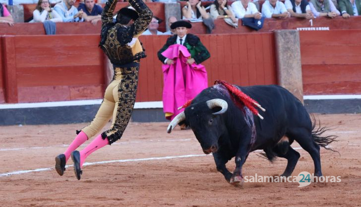 La Peña Cultural Taurina Albero Charro otorga la XI Edición del Premio al Mejor Par de Banderillas de la Feria Taurina de la Virgen de la Vega 2024 de Salamanca, a Curro Vivas, de la cuadrilla de Enrique Ponce.