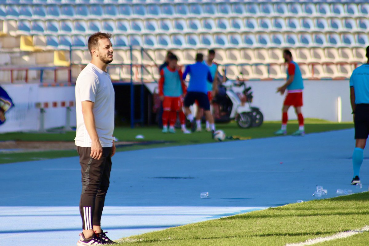 Sadece 1.Lig’de değil Alt Ligler’de de önemli oyuncular ve hocalar yetişiyor! 

Bunlardan birisi de Türkiye’nin en genç teknik direktörü 36 yaşındaki Aykut Erdoğan 🔵🔴

İlk teknik adamlık deneyimi #Kırıklale FK’da yaşayan Aykut Erdoğan kariyer olarakta iyi bir başlangıç yaptı.