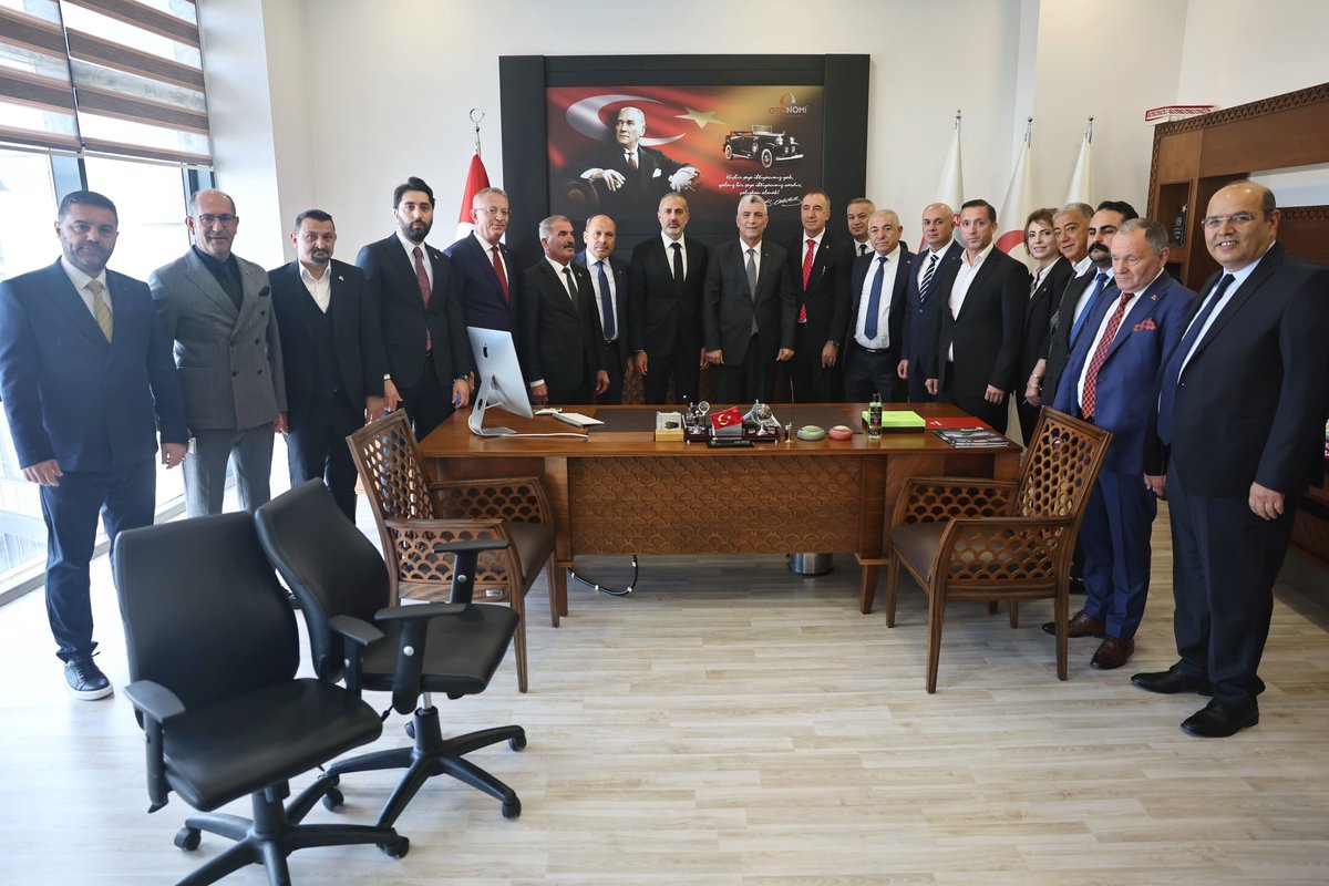 omerbolatTR's tweet photo. Bugün Ankara’da Motorlu Araç Satıcıları Federasyonu’nu (MASFED) ziyaret ederek Genel Başkan Aydın Erkoç ve yönetim kurulu üyeleri ile bir araya geldik.

Ticaret Bakanlığı olarak, otomotiv sektöründe rekabetçi, adil ve istikrarlı bir piyasa yapısının oluşmasına büyük bir önem veriyoruz. Bu çerçevede fahiş fiyat artışları ve stokçulukla mücadelemizi sonuna kadar sürdüreceğiz.

Son dönemde otomotiv sektöründe uyguladığımız 6 ay – 6 bin kilometre kısıtlaması, ilan kısıtlaması, otomotiv stokçuluğu ve yetki belgesiz faaliyette bulunmaya ilişkin düzenlemelerimiz, güvenli ödeme sistemi ile Elektronik İlan Doğrulama Sistemimiz piyasanın istikrara kavuşması ve riskleri minimize etme noktasında önemli katkılar sağlamaktadır. 

Ticaret Bakanlığı olarak, sektörümüzle yakın iş birliği içinde çalışmaya büyük bir önem veriyoruz. Bu çerçevede ülkemizin motorlu araç satıcılarını bir araya getiren ve ülke ekonomimize önemli katkılar yapan MASFED başta olmak üzere sektör temsilcilerimizle yakından çalışmaya devam edeceğiz.