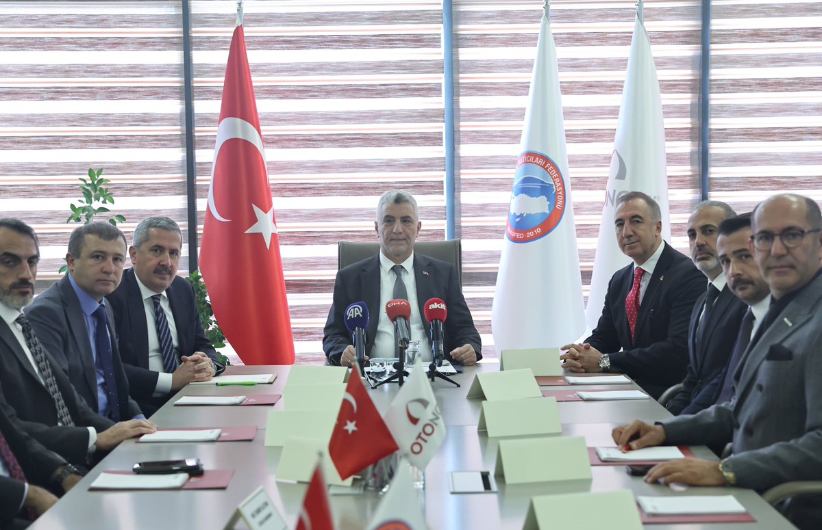 omerbolatTR's tweet photo. Bugün Ankara’da Motorlu Araç Satıcıları Federasyonu’nu (MASFED) ziyaret ederek Genel Başkan Aydın Erkoç ve yönetim kurulu üyeleri ile bir araya geldik.

Ticaret Bakanlığı olarak, otomotiv sektöründe rekabetçi, adil ve istikrarlı bir piyasa yapısının oluşmasına büyük bir önem veriyoruz. Bu çerçevede fahiş fiyat artışları ve stokçulukla mücadelemizi sonuna kadar sürdüreceğiz.

Son dönemde otomotiv sektöründe uyguladığımız 6 ay – 6 bin kilometre kısıtlaması, ilan kısıtlaması, otomotiv stokçuluğu ve yetki belgesiz faaliyette bulunmaya ilişkin düzenlemelerimiz, güvenli ödeme sistemi ile Elektronik İlan Doğrulama Sistemimiz piyasanın istikrara kavuşması ve riskleri minimize etme noktasında önemli katkılar sağlamaktadır. 

Ticaret Bakanlığı olarak, sektörümüzle yakın iş birliği içinde çalışmaya büyük bir önem veriyoruz. Bu çerçevede ülkemizin motorlu araç satıcılarını bir araya getiren ve ülke ekonomimize önemli katkılar yapan MASFED başta olmak üzere sektör temsilcilerimizle yakından çalışmaya devam edeceğiz.