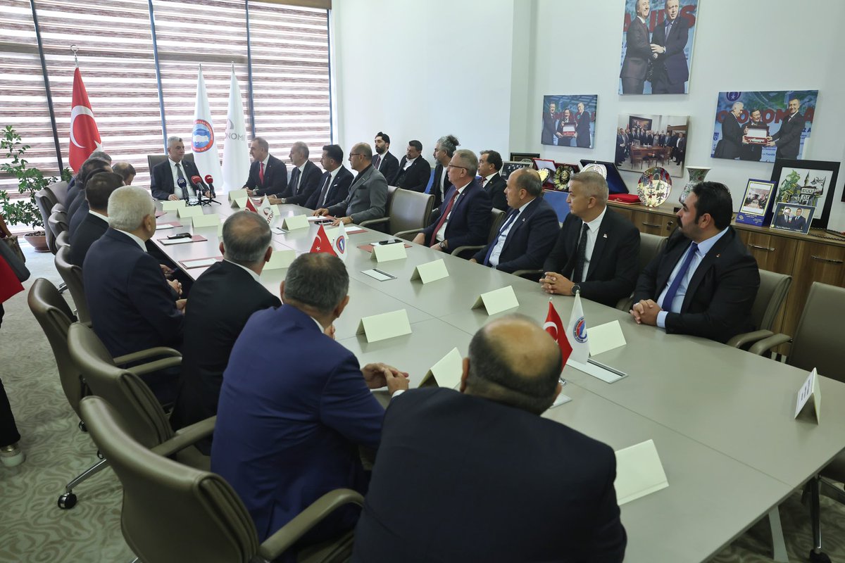 omerbolatTR's tweet photo. Bugün Ankara’da Motorlu Araç Satıcıları Federasyonu’nu (MASFED) ziyaret ederek Genel Başkan Aydın Erkoç ve yönetim kurulu üyeleri ile bir araya geldik.

Ticaret Bakanlığı olarak, otomotiv sektöründe rekabetçi, adil ve istikrarlı bir piyasa yapısının oluşmasına büyük bir önem veriyoruz. Bu çerçevede fahiş fiyat artışları ve stokçulukla mücadelemizi sonuna kadar sürdüreceğiz.

Son dönemde otomotiv sektöründe uyguladığımız 6 ay – 6 bin kilometre kısıtlaması, ilan kısıtlaması, otomotiv stokçuluğu ve yetki belgesiz faaliyette bulunmaya ilişkin düzenlemelerimiz, güvenli ödeme sistemi ile Elektronik İlan Doğrulama Sistemimiz piyasanın istikrara kavuşması ve riskleri minimize etme noktasında önemli katkılar sağlamaktadır. 

Ticaret Bakanlığı olarak, sektörümüzle yakın iş birliği içinde çalışmaya büyük bir önem veriyoruz. Bu çerçevede ülkemizin motorlu araç satıcılarını bir araya getiren ve ülke ekonomimize önemli katkılar yapan MASFED başta olmak üzere sektör temsilcilerimizle yakından çalışmaya devam edeceğiz.