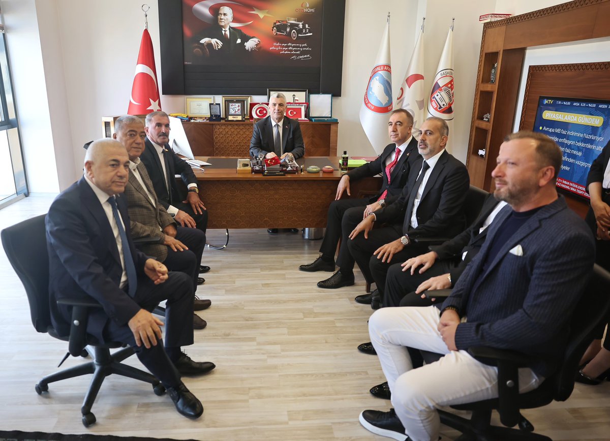 omerbolatTR's tweet photo. Bugün Ankara’da Motorlu Araç Satıcıları Federasyonu’nu (MASFED) ziyaret ederek Genel Başkan Aydın Erkoç ve yönetim kurulu üyeleri ile bir araya geldik.

Ticaret Bakanlığı olarak, otomotiv sektöründe rekabetçi, adil ve istikrarlı bir piyasa yapısının oluşmasına büyük bir önem veriyoruz. Bu çerçevede fahiş fiyat artışları ve stokçulukla mücadelemizi sonuna kadar sürdüreceğiz.

Son dönemde otomotiv sektöründe uyguladığımız 6 ay – 6 bin kilometre kısıtlaması, ilan kısıtlaması, otomotiv stokçuluğu ve yetki belgesiz faaliyette bulunmaya ilişkin düzenlemelerimiz, güvenli ödeme sistemi ile Elektronik İlan Doğrulama Sistemimiz piyasanın istikrara kavuşması ve riskleri minimize etme noktasında önemli katkılar sağlamaktadır. 

Ticaret Bakanlığı olarak, sektörümüzle yakın iş birliği içinde çalışmaya büyük bir önem veriyoruz. Bu çerçevede ülkemizin motorlu araç satıcılarını bir araya getiren ve ülke ekonomimize önemli katkılar yapan MASFED başta olmak üzere sektör temsilcilerimizle yakından çalışmaya devam edeceğiz.