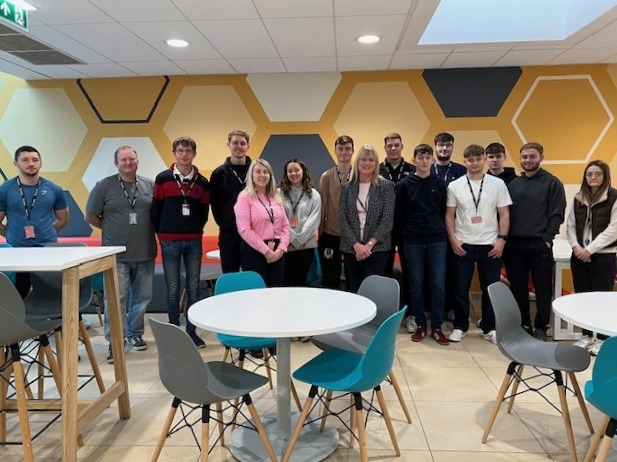 sotsiot's tweet photo. 𝙄𝙩 𝙝𝙖𝙨 𝙗𝙚𝙚𝙣 𝙜𝙧𝙚𝙖𝙩 to see the Year 1 HNC Engineering students from our first @sotsiot cohort this week receiving their official  lanyards, formally welcoming them to the SoTSIoT family. https://t.co/4zUV62vWsz