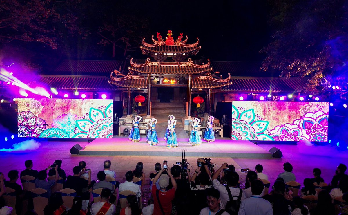 iGuangdong's tweet photo. Last night, the 2024 #MaritimeSilkRoad Culture and Tourism Week kicked off with a dazzling performance at the Wuxian Guan in #Yuexiu district, #Guangzhou.🌊✨

🤩With historical themes from "Poshan Ferry" and Fan Fang (historical place name), the event featured captivating dances, magic, and opera shows, highlighting the evolution and cultural heritage of the Maritime Silk Road. #OnInGD