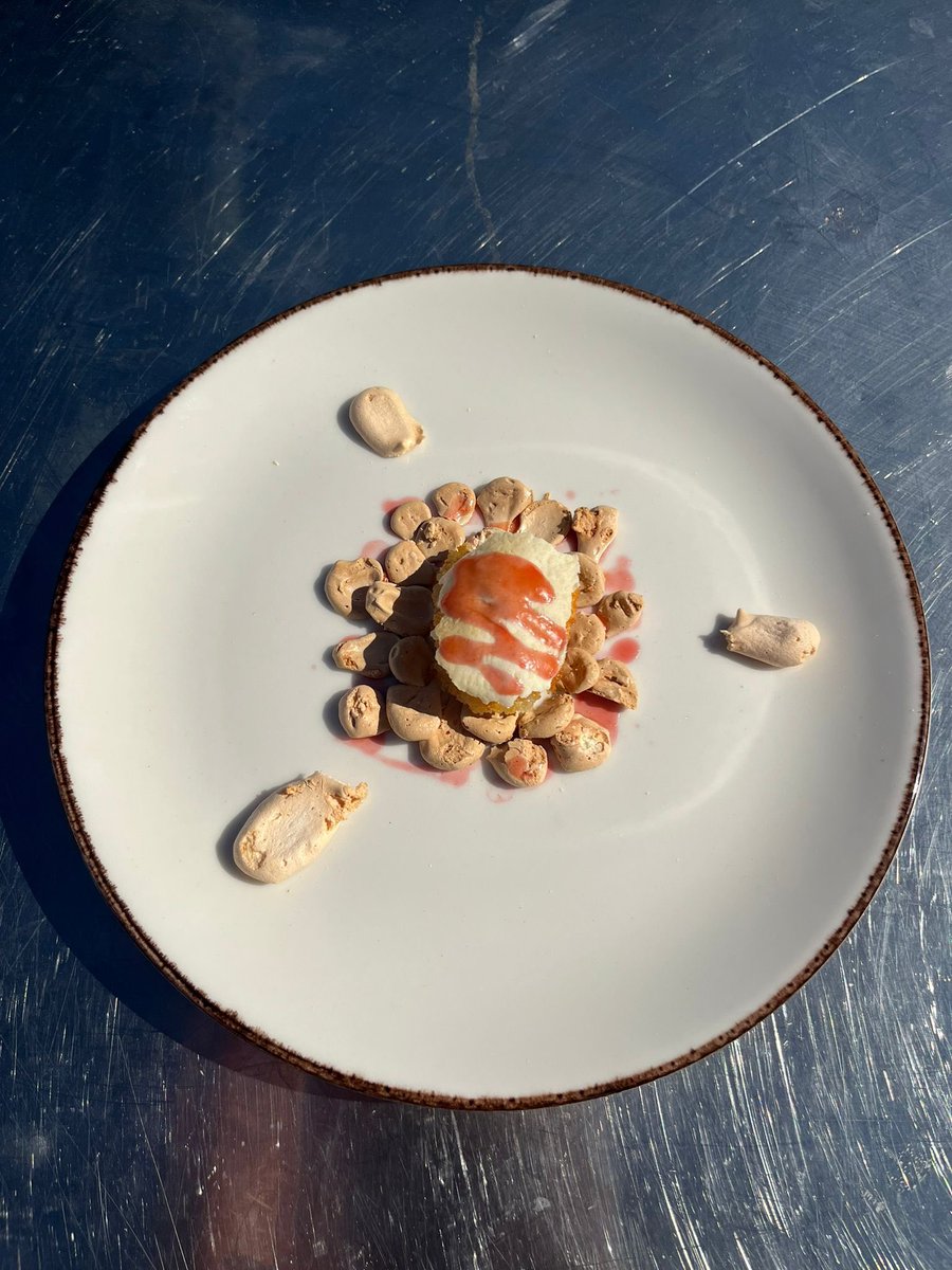 Turizm Fakültesi Gastronomi Ve Mutfak Sanatları Bölümü  3. Sınıf öğrencimiz Kerim Karaoğlu Niğde Gastronomi Festivali kapsamında düzenlenen    “Genç Şefler Yarışıyor- Modern Türk Mutfağı Ana Yemek ve Tatlı Yarışması’nda BİRİNCİLİK madalyası kazanmıştır.