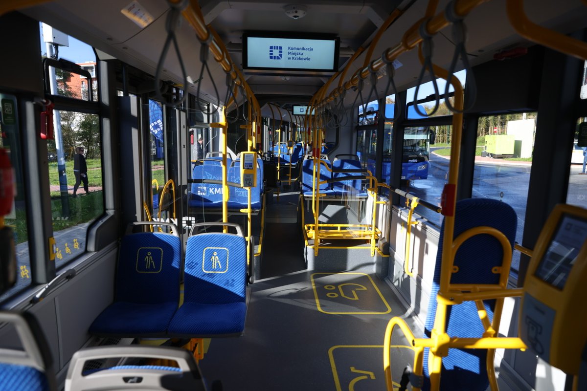 krakow_pl's tweet photo. #Krakow #autobusy #Mobilis  #NoweAutobusy  #RozkladJazdy
Nowe autobusy Mobilisa od soboty, 19 października będą woziły pasażerów komunikacji miejskiej. Zastąpią dotychczas kursujące, wysłużone pojazdy. W większości będą to autobusy nisko i zeroemisyjnie, zasilane sprężonym gazem ziemnym CNG lub elektrycznie. Wszystkie mają klimatyzację, inteligentne systemy bezpieczeństwa i są dostosowane do potrzeb osób z niepełnosprawnościami.
🚌https://t.co/LPFcqsslPS